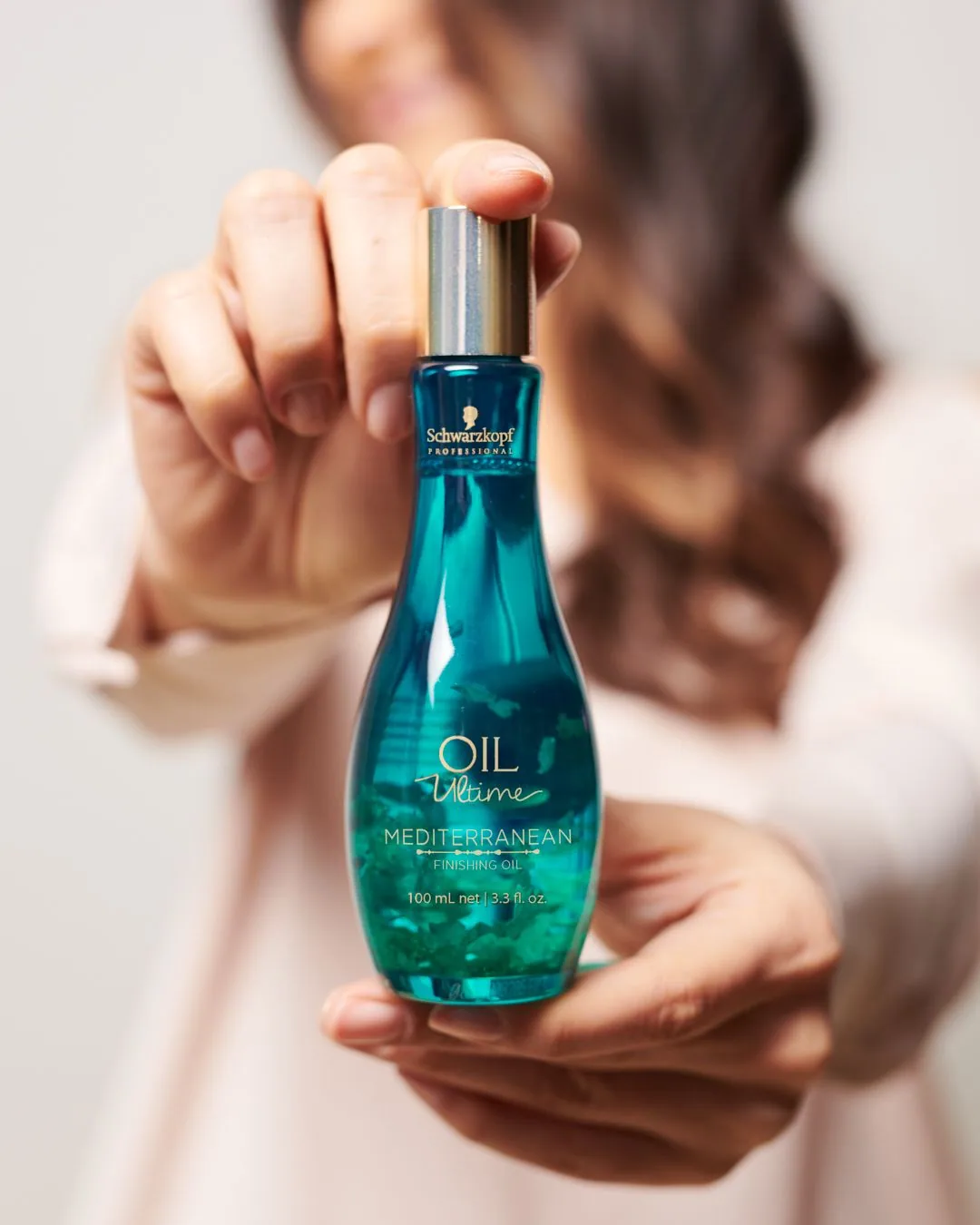 Schwarzkopf Oil Ultime - Handheld Product Shot